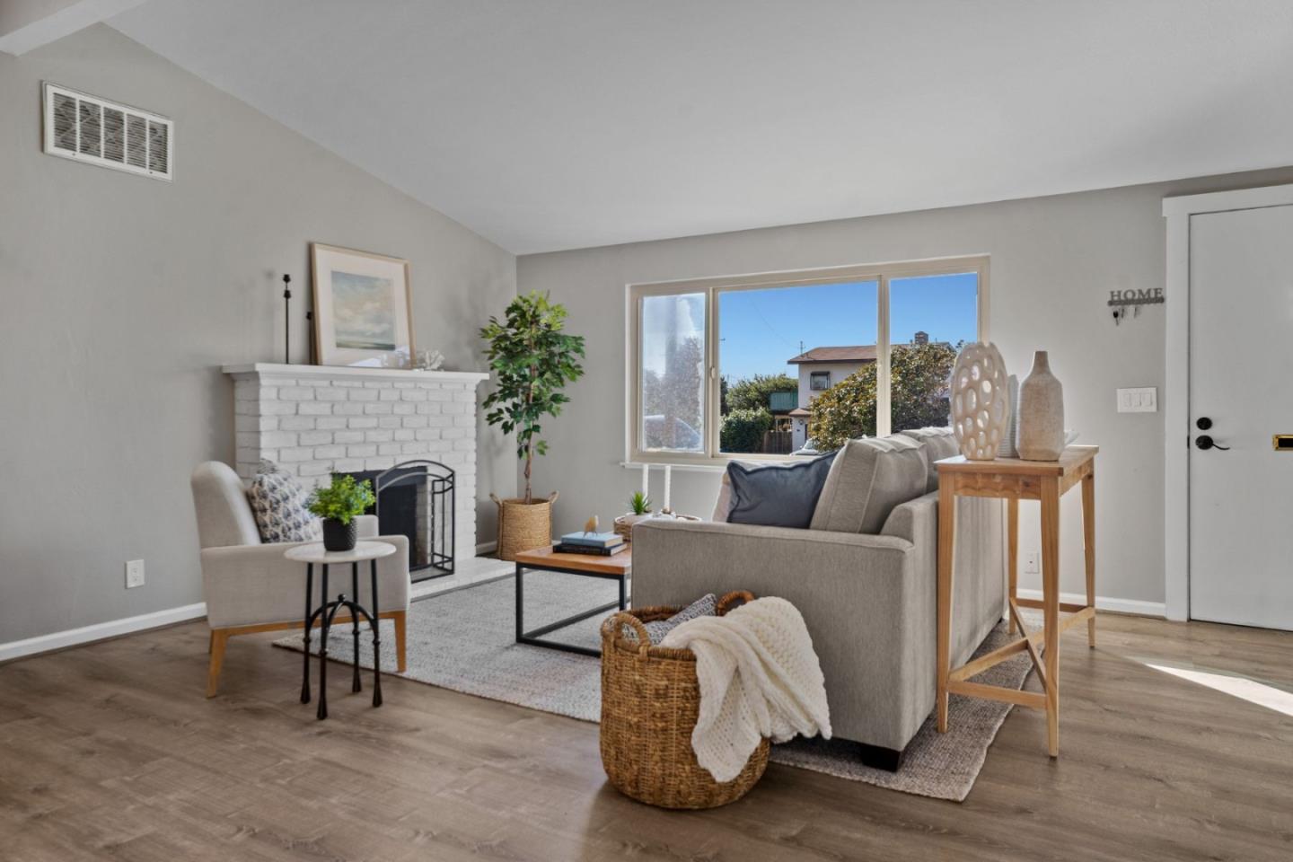 Detail Gallery Image 2 of 27 For 1148 San Lucas St, Seaside,  CA 93955 - 3 Beds | 2 Baths