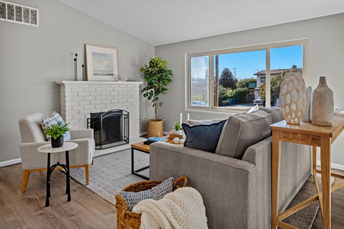 Detail Gallery Image 4 of 27 For 1148 San Lucas St, Seaside,  CA 93955 - 3 Beds | 2 Baths