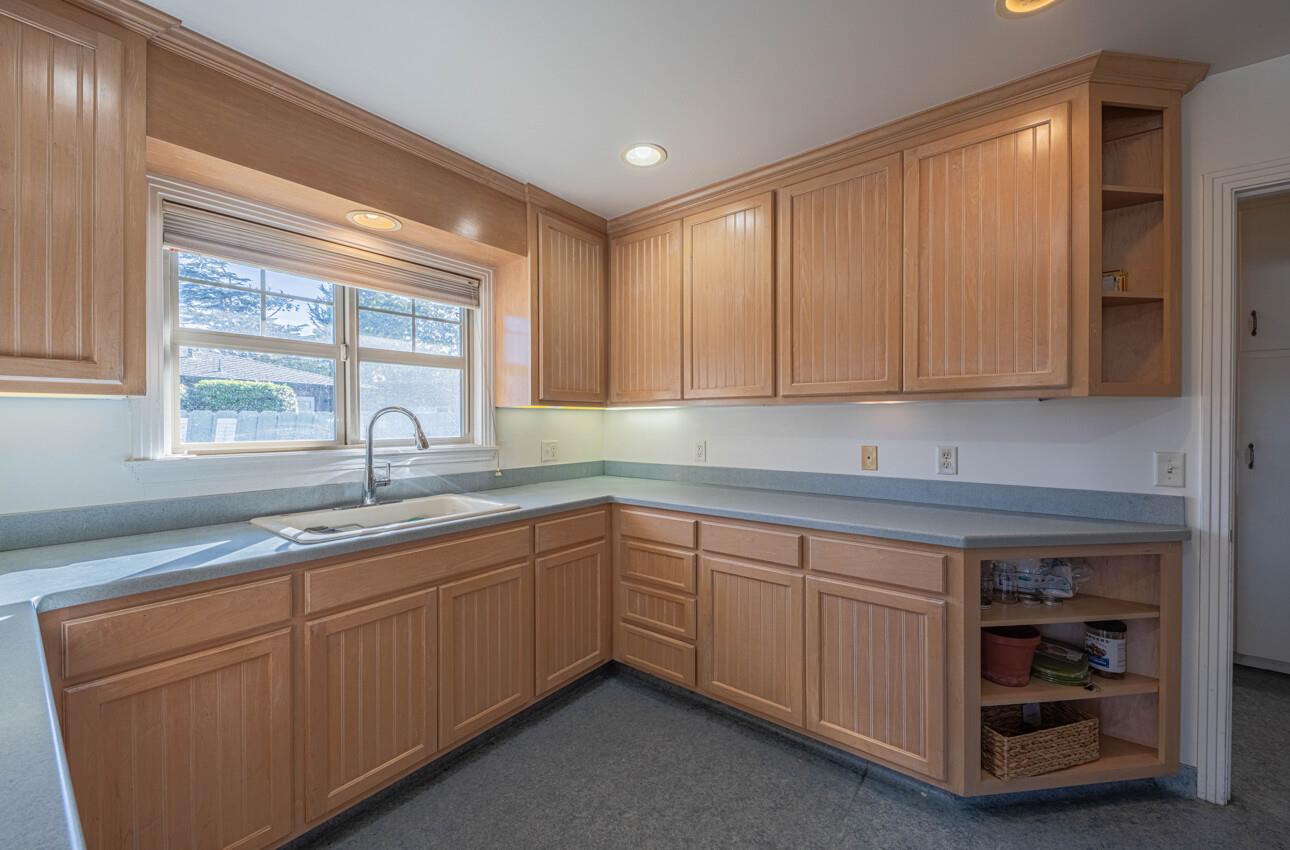 Detail Gallery Image 11 of 36 For 194 Riker Ter, Salinas,  CA 93901 - 3 Beds | 2 Baths