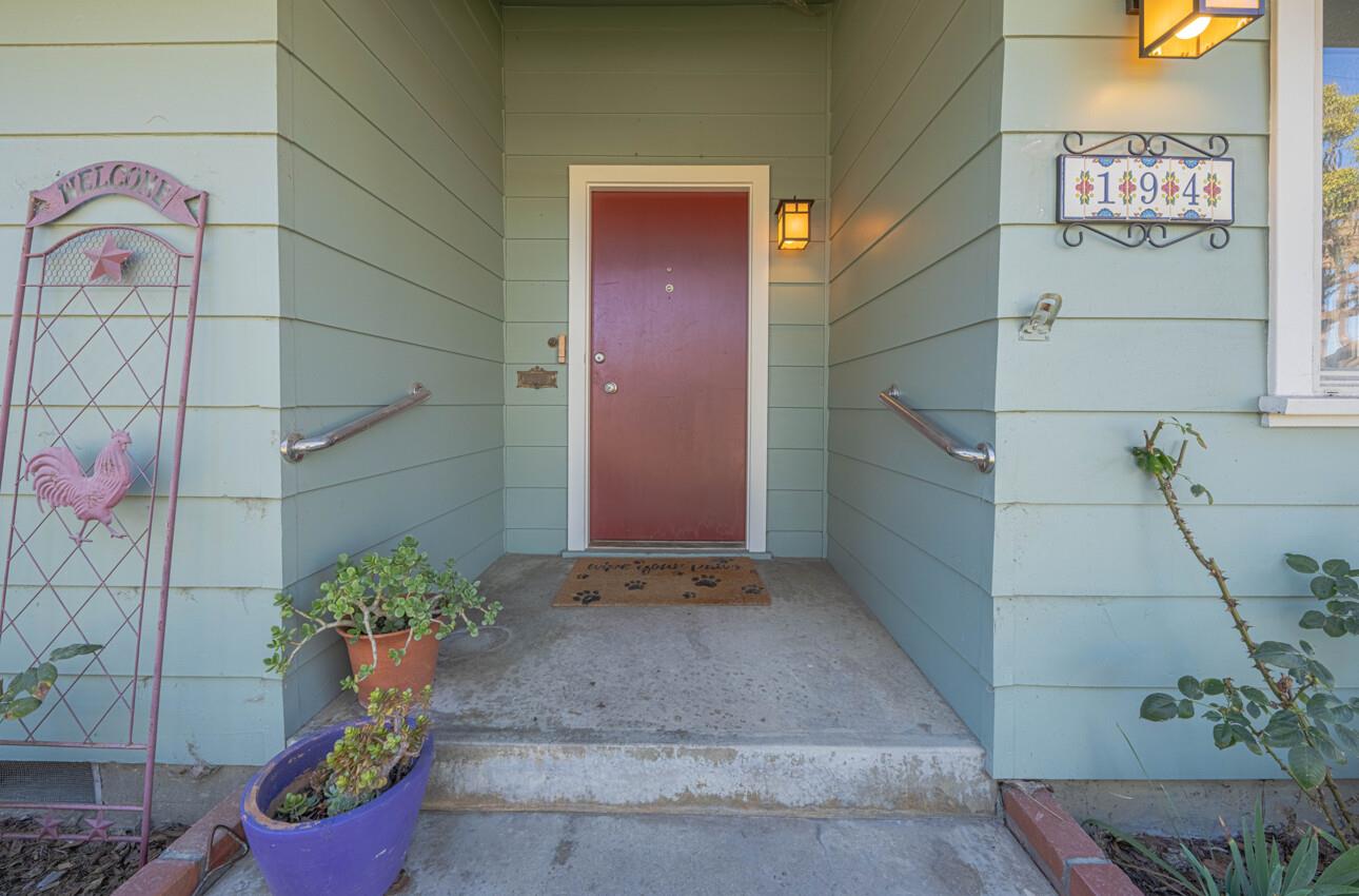 Detail Gallery Image 3 of 36 For 194 Riker Ter, Salinas,  CA 93901 - 3 Beds | 2 Baths