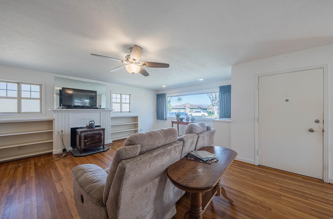 Detail Gallery Image 5 of 36 For 194 Riker Ter, Salinas,  CA 93901 - 3 Beds | 2 Baths