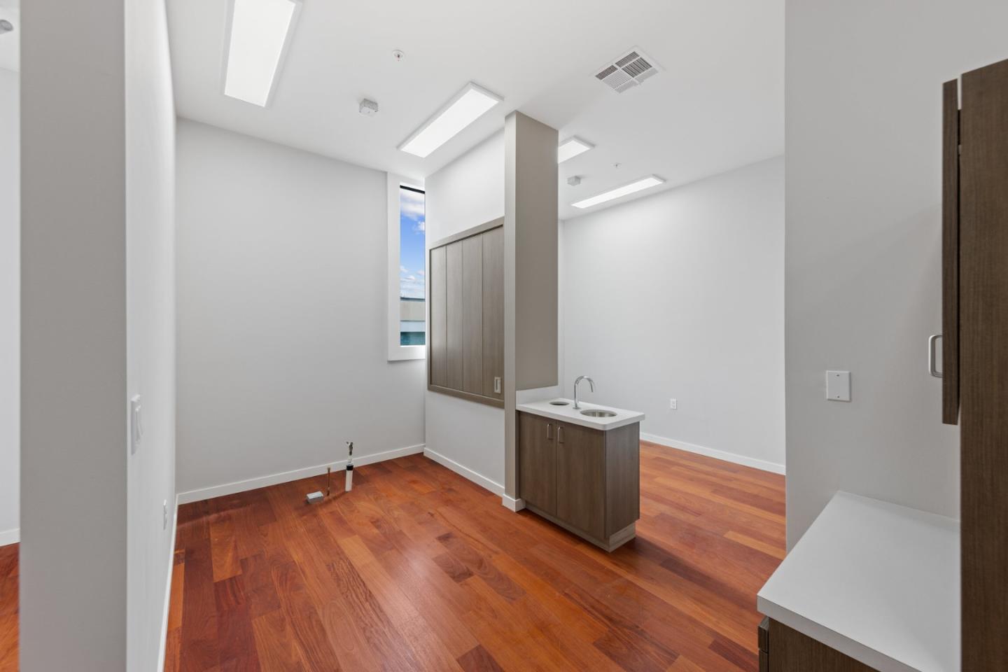 Detail Gallery Image 6 of 9 For 420 Peninsula Ave #2,  San Mateo,  CA 94401 - – Beds | – Baths