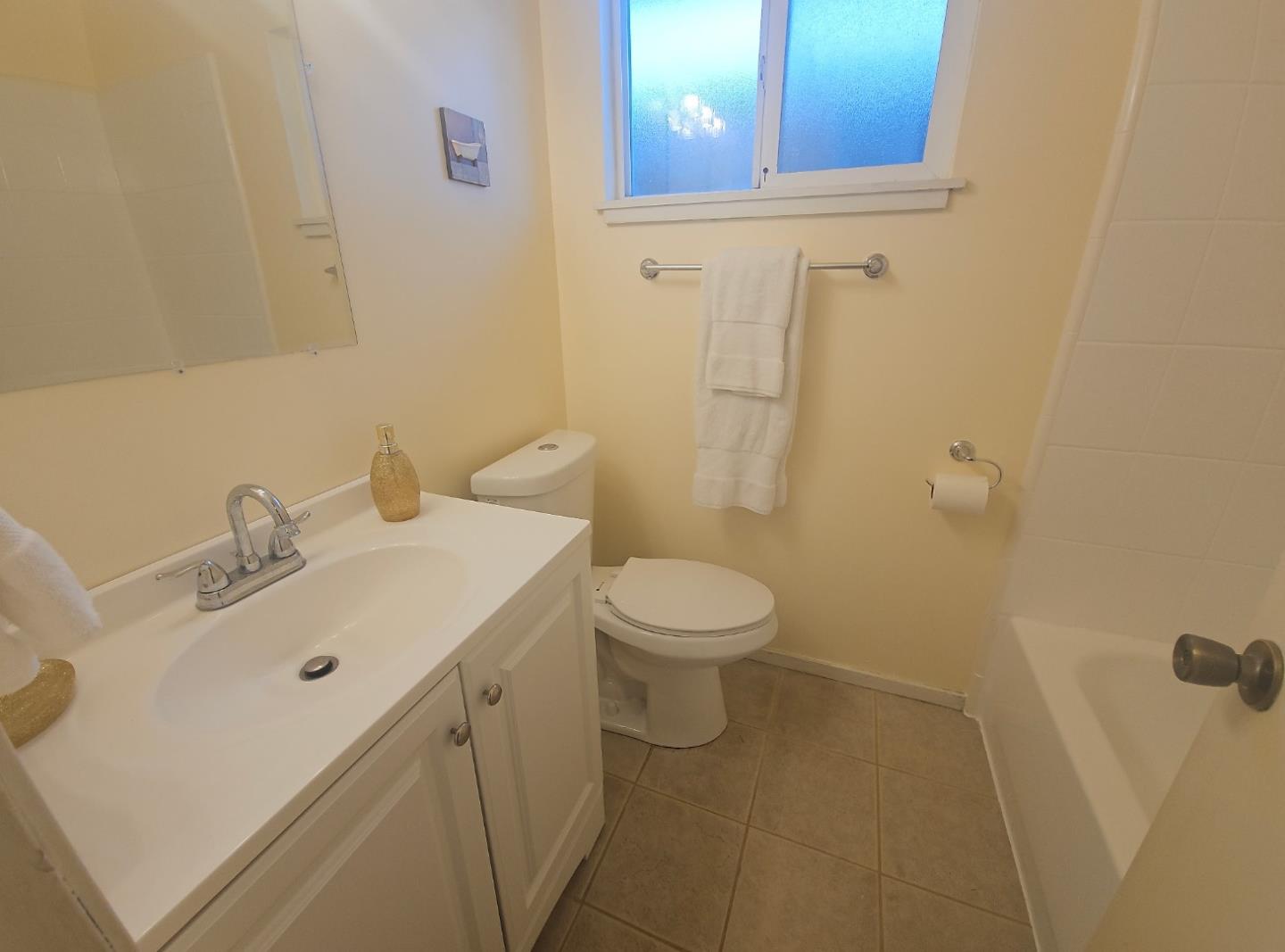 Detail Gallery Image 7 of 9 For 512 Hurlingame Ave, Redwood City,  CA 94063 - 2 Beds | 1 Baths