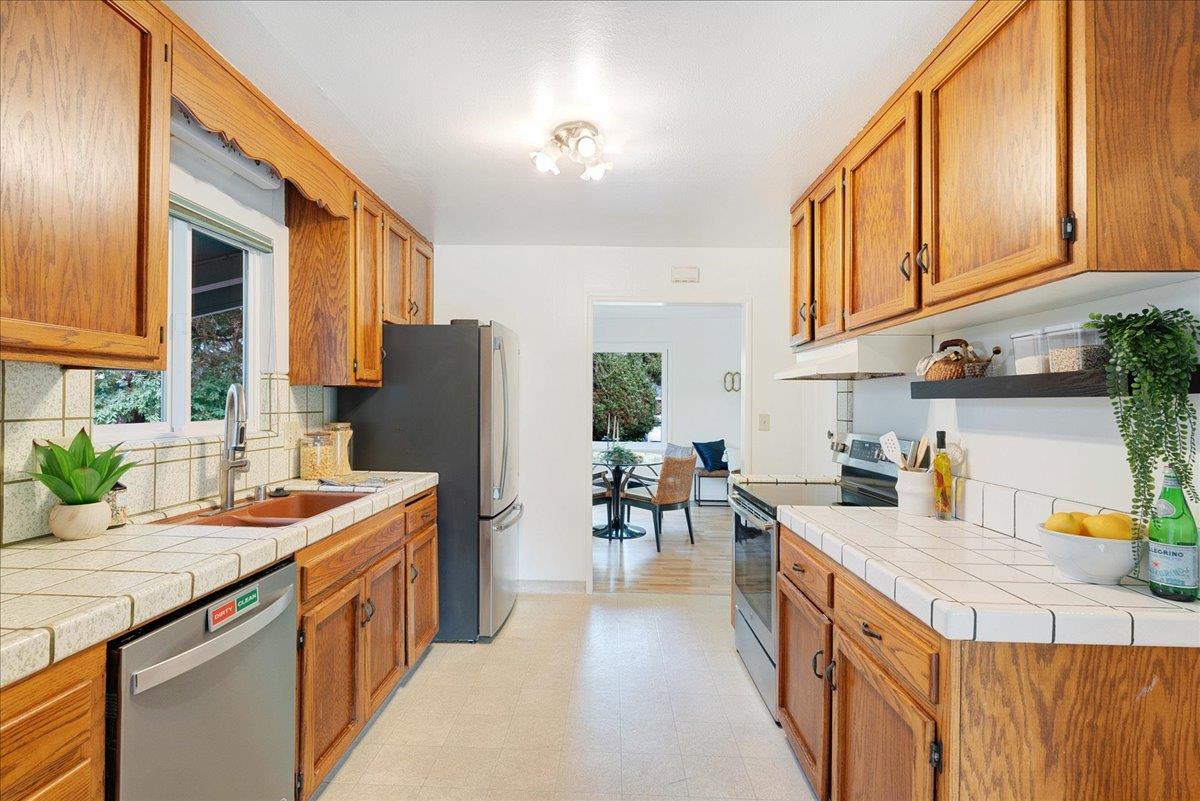 Detail Gallery Image 5 of 28 For 2908 Sandy Ln, Santa Cruz,  CA 95062 - 4 Beds | 2 Baths