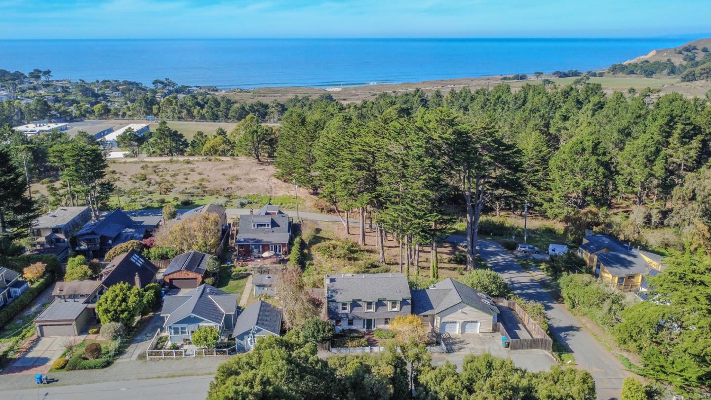 Detail Gallery Image 3 of 46 For 1004 Acacia St, Montara,  CA 94037 - 3 Beds | 2/1 Baths