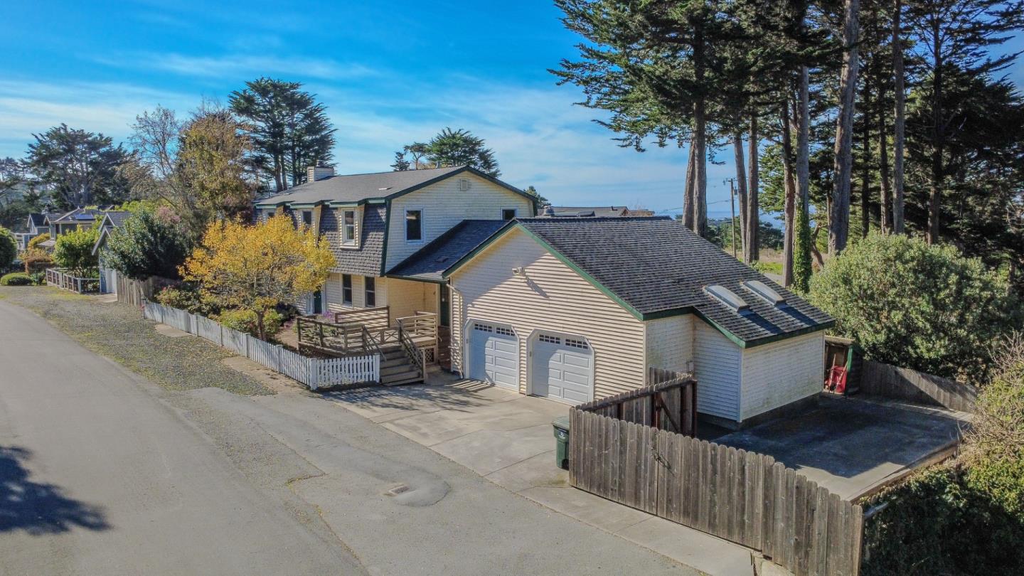 Detail Gallery Image 4 of 46 For 1004 Acacia St, Montara,  CA 94037 - 3 Beds | 2/1 Baths