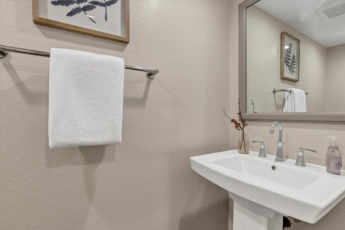 Detail Gallery Image 14 of 31 For 207 Palmer Dr, Los Gatos,  CA 95032 - 3 Beds | 2/1 Baths