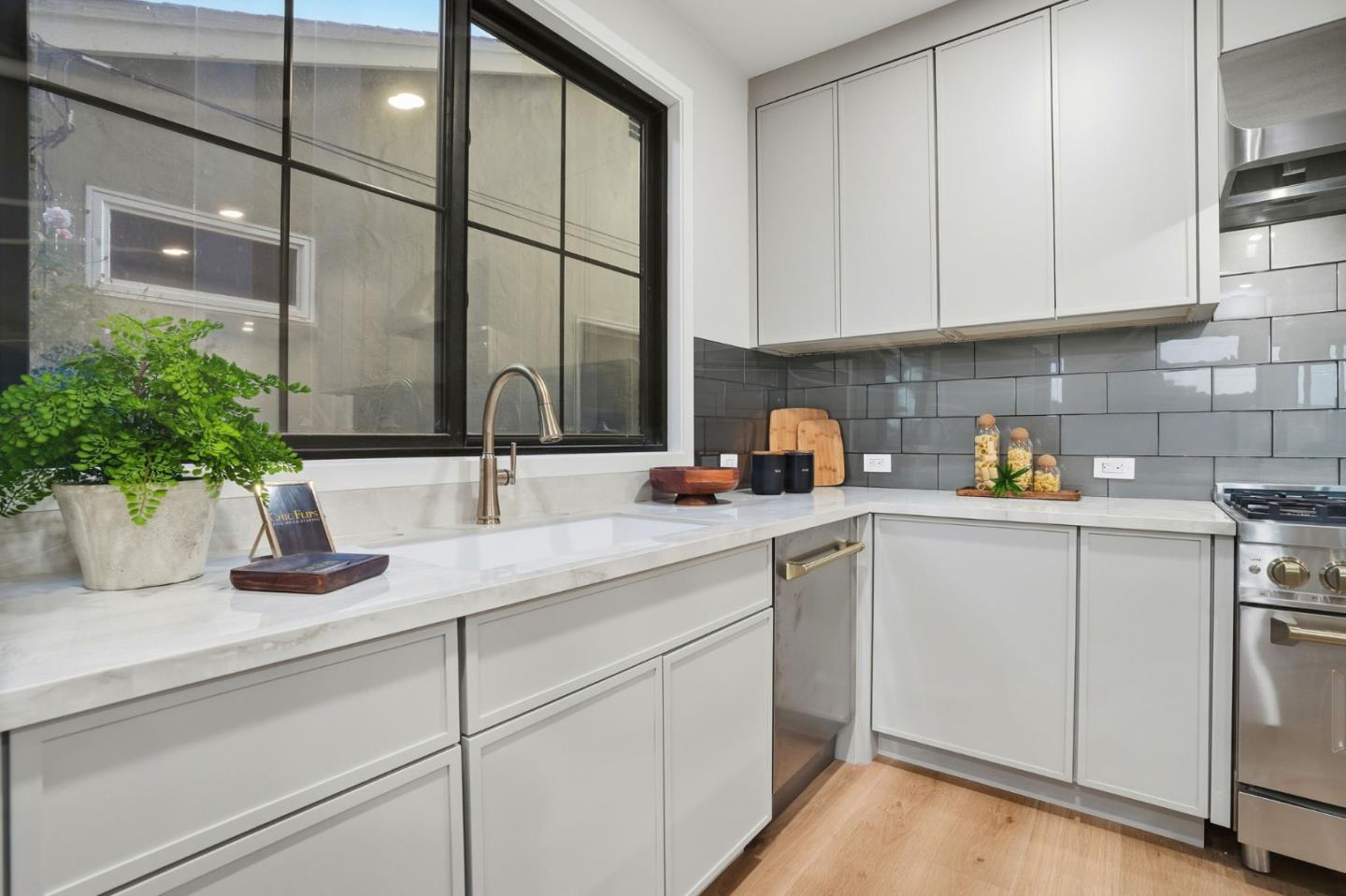 Detail Gallery Image 11 of 38 For 1173 Elm St, San Carlos,  CA 94070 - 4 Beds | 3/1 Baths