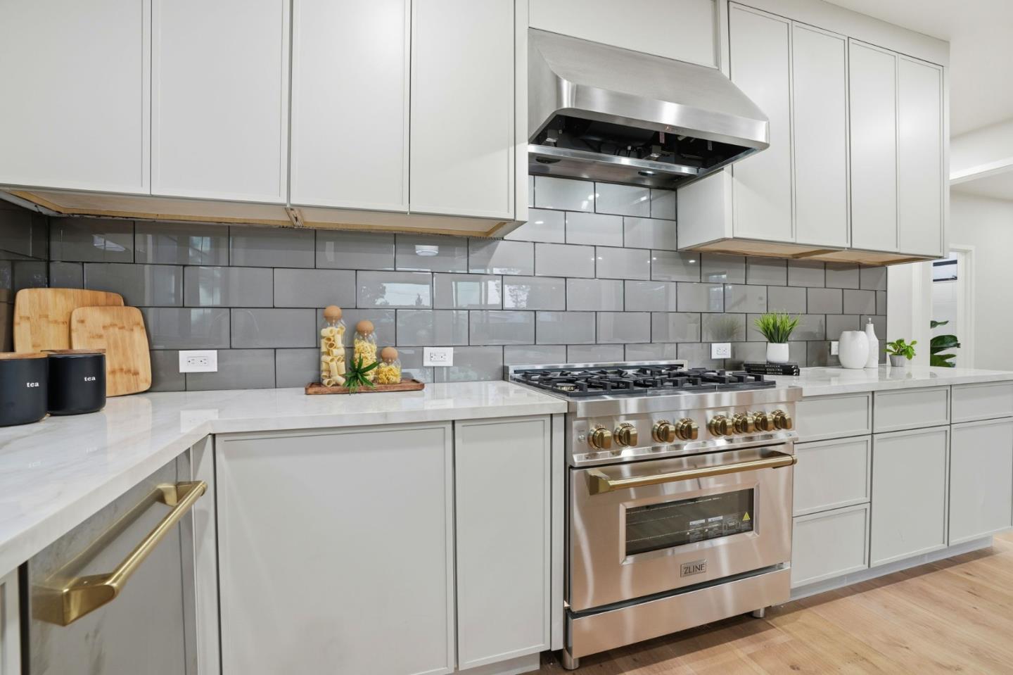 Detail Gallery Image 12 of 38 For 1173 Elm St, San Carlos,  CA 94070 - 4 Beds | 3/1 Baths