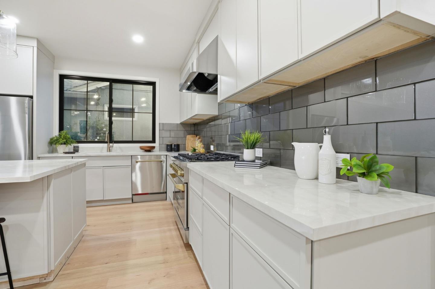 Detail Gallery Image 13 of 38 For 1173 Elm St, San Carlos,  CA 94070 - 4 Beds | 3/1 Baths