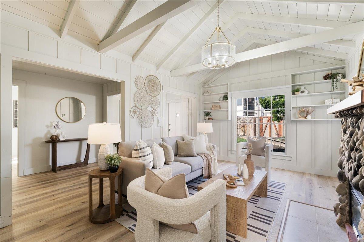 Detail Gallery Image 4 of 46 For 2866 Chesterfield Dr, Santa Cruz,  CA 95062 - 2 Beds | 2 Baths