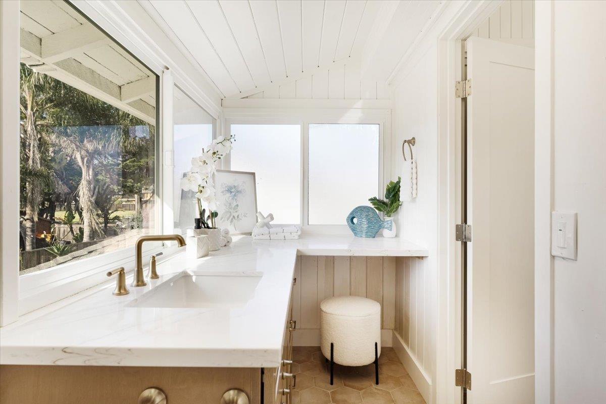 Detail Gallery Image 9 of 46 For 2866 Chesterfield Dr, Santa Cruz,  CA 95062 - 2 Beds | 2 Baths