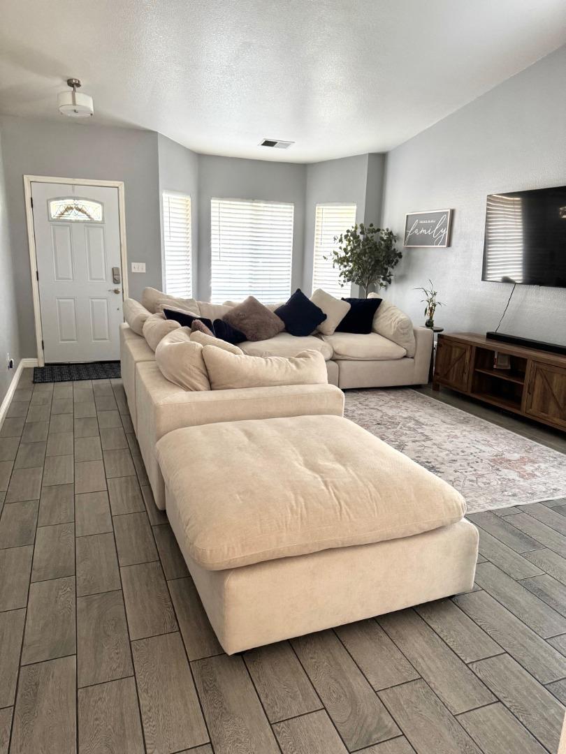 Detail Gallery Image 2 of 19 For 2171 Spruce Dr, Hollister,  CA 95023 - 4 Beds | 2 Baths