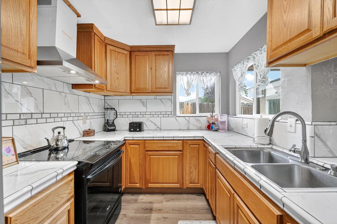 Detail Gallery Image 17 of 42 For 1260 Heather Glen Cir, Hollister,  CA 95023 - 3 Beds | 2 Baths