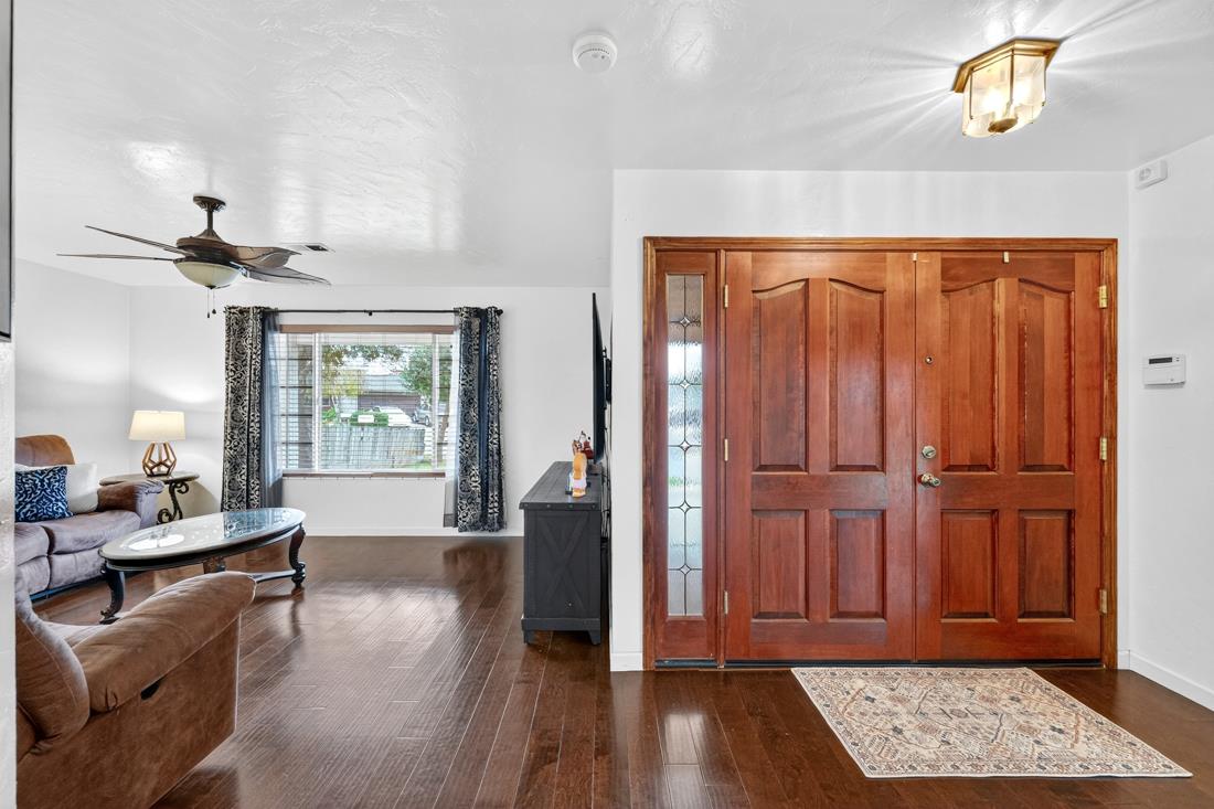 Detail Gallery Image 7 of 42 For 1260 Heather Glen Cir, Hollister,  CA 95023 - 3 Beds | 2 Baths