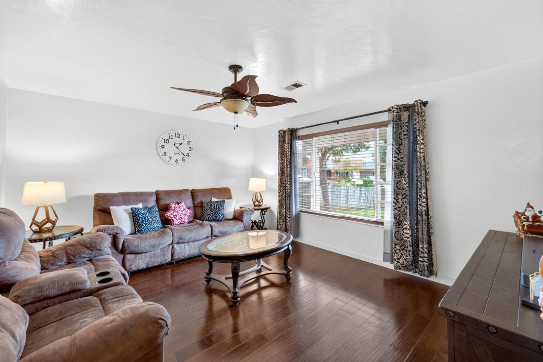 Detail Gallery Image 8 of 42 For 1260 Heather Glen Cir, Hollister,  CA 95023 - 3 Beds | 2 Baths