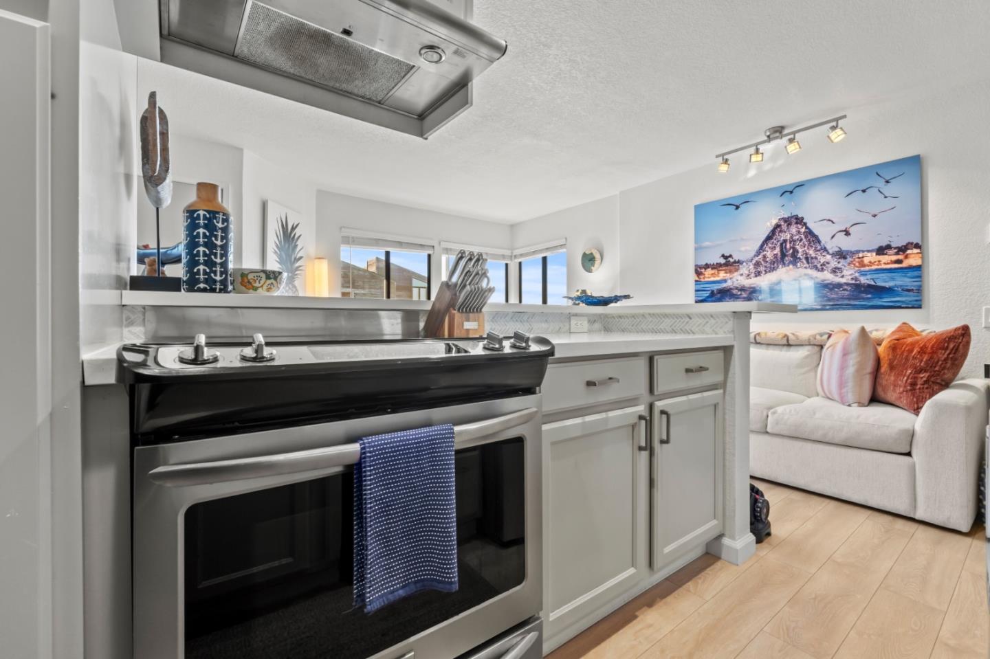 Detail Gallery Image 15 of 36 For 1 Surf Way #115,  Monterey,  CA 93940 - 1 Beds | 1 Baths