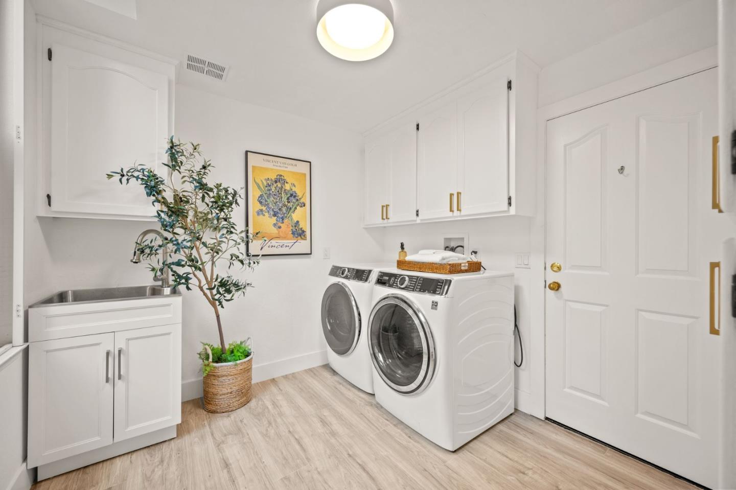 Detail Gallery Image 13 of 68 For 6607 Arlington Dr, Pleasanton,  CA 94566 - 8 Beds | 5/1 Baths