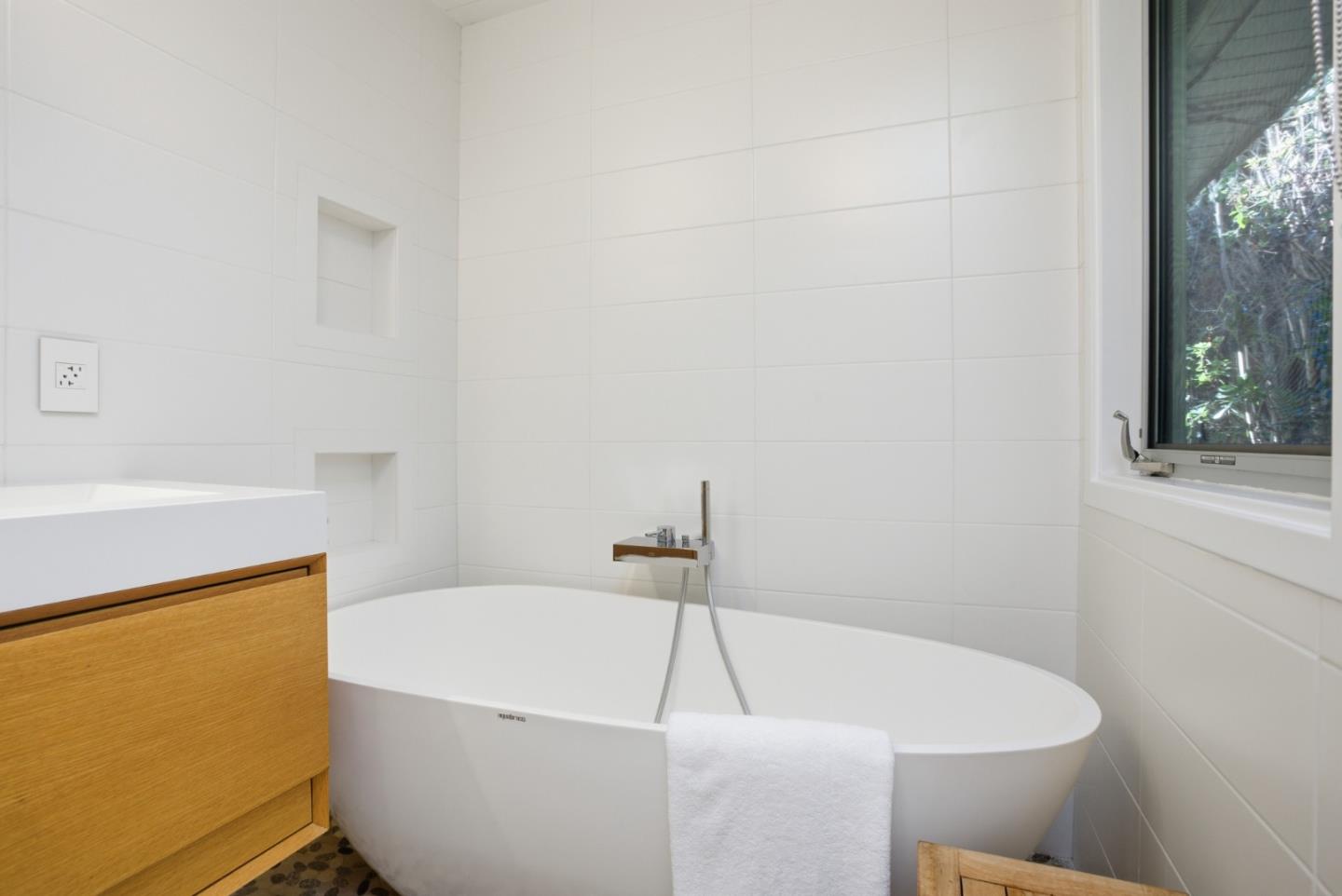 Detail Gallery Image 48 of 85 For 3502 Arbutus Ave, Palo Alto,  CA 94303 - 4 Beds | 2/1 Baths