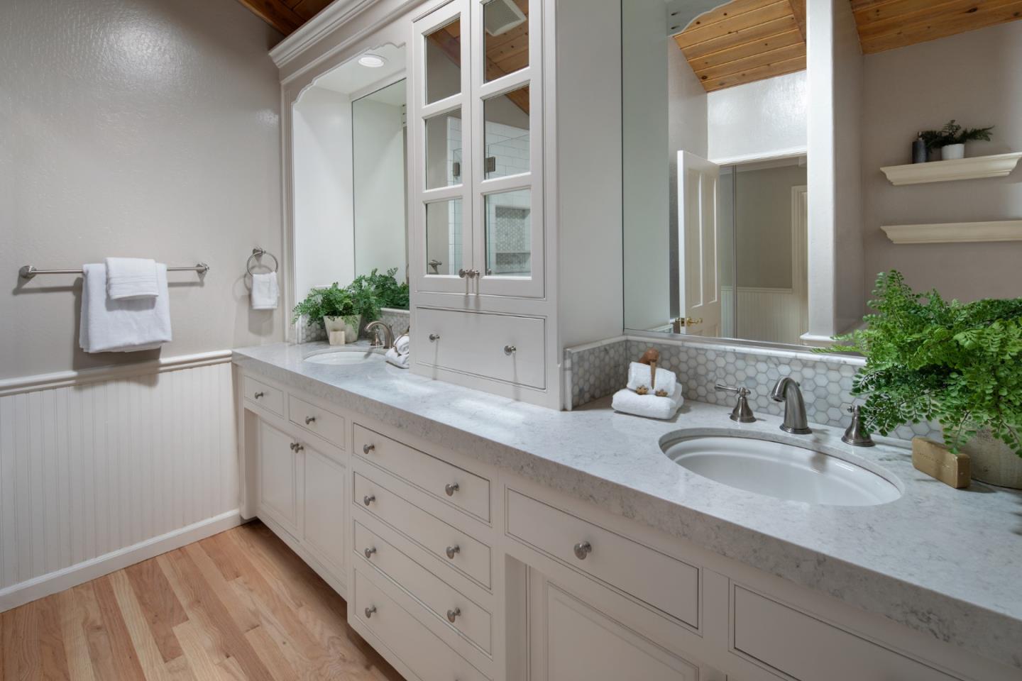 Detail Gallery Image 11 of 20 For 10601 Madera Dr, Cupertino,  CA 95014 - 5 Beds | 2/1 Baths