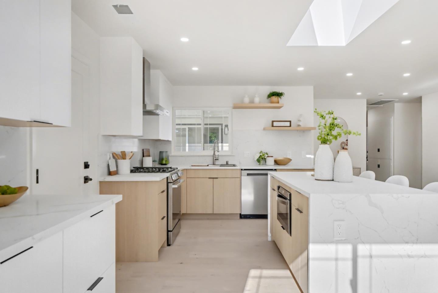 Detail Gallery Image 4 of 22 For 836 Peach Ave, Sunnyvale,  CA 94087 - 4 Beds | 2 Baths