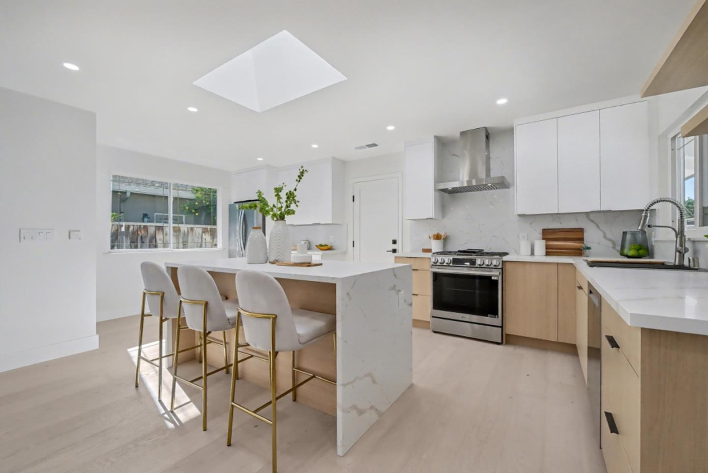 Detail Gallery Image 5 of 22 For 836 Peach Ave, Sunnyvale,  CA 94087 - 4 Beds | 2 Baths