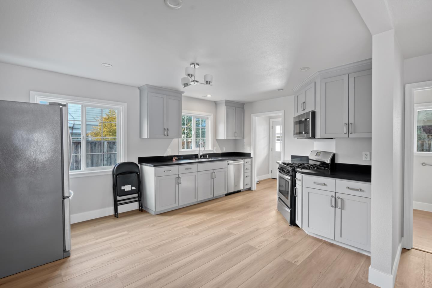 Detail Gallery Image 13 of 24 For 820 Jackson St, Mountain View,  CA 94043 - 4 Beds | 3 Baths