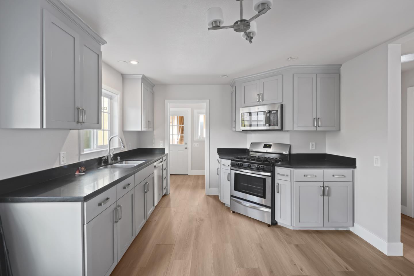 Detail Gallery Image 14 of 24 For 820 Jackson St, Mountain View,  CA 94043 - 4 Beds | 3 Baths