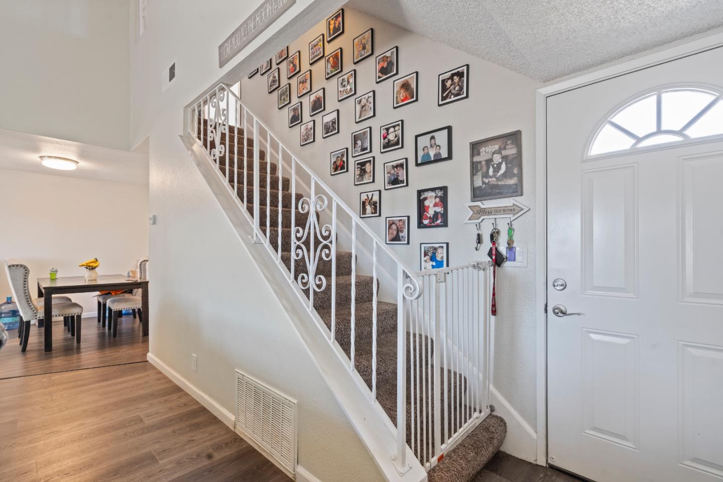 Detail Gallery Image 9 of 32 For 1635 Cherokee Dr, Salinas,  CA 93906 - 3 Beds | 2 Baths