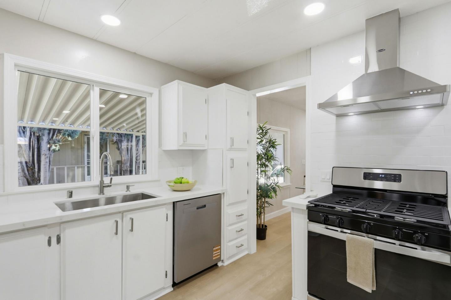 Detail Gallery Image 16 of 38 For 486 Millpond Dr #486,  San Jose,  CA 95125 - 3 Beds | 2 Baths