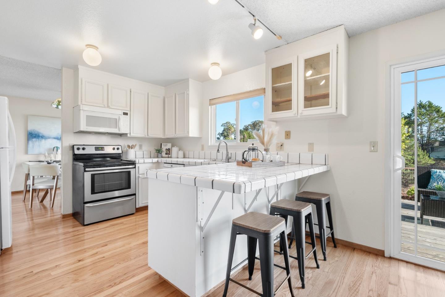 Detail Gallery Image 9 of 42 For 128 Mcmillan Dr, Santa Cruz,  CA 95060 - 4 Beds | 2/1 Baths