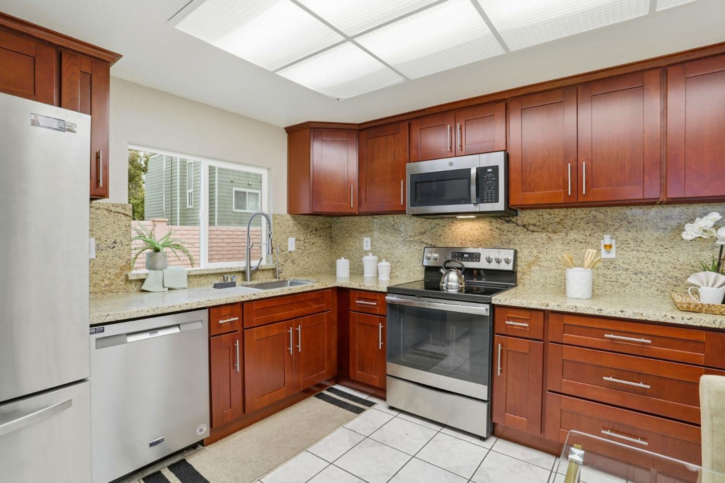 Detail Gallery Image 10 of 41 For 1931 Perrone Cir, San Jose,  CA 95116 - 3 Beds | 2 Baths