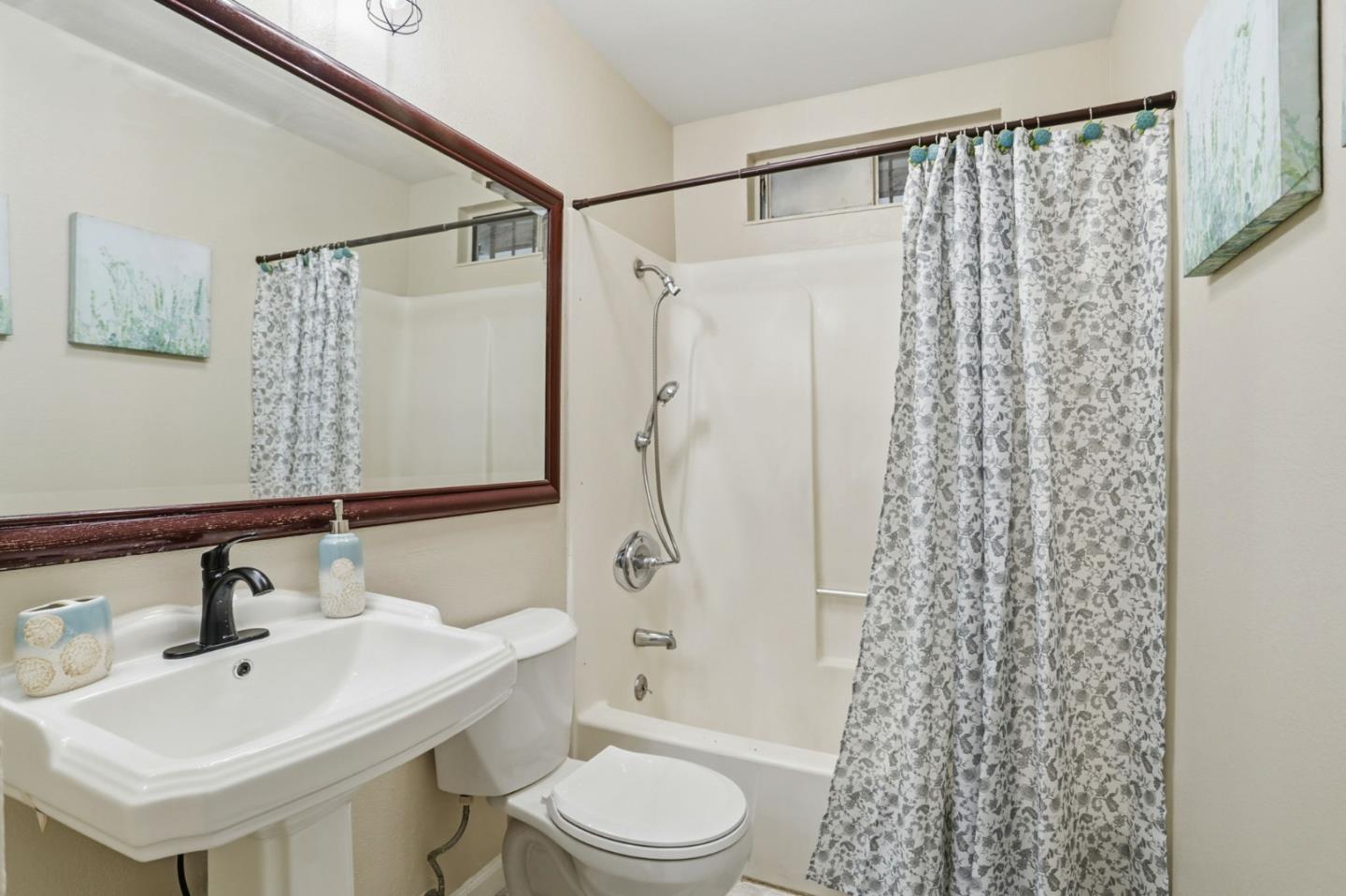 Detail Gallery Image 23 of 41 For 1931 Perrone Cir, San Jose,  CA 95116 - 3 Beds | 2 Baths
