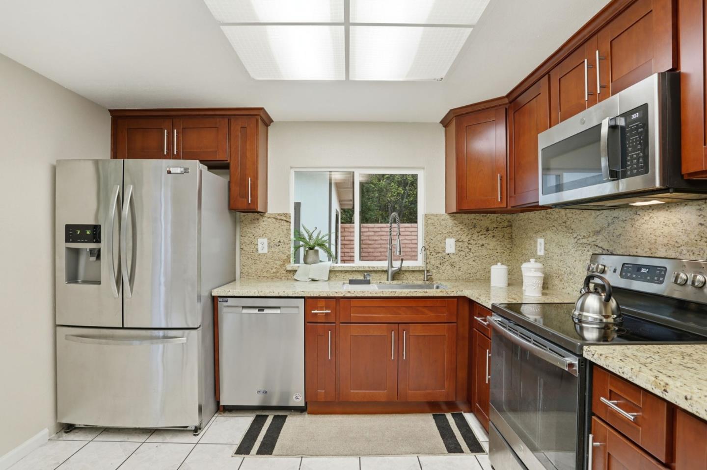 Detail Gallery Image 9 of 41 For 1931 Perrone Cir, San Jose,  CA 95116 - 3 Beds | 2 Baths