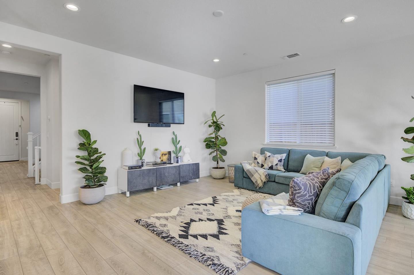 Detail Gallery Image 12 of 53 For 871 Cordoba Way, Hollister,  CA 95023 - 4 Beds | 2/1 Baths