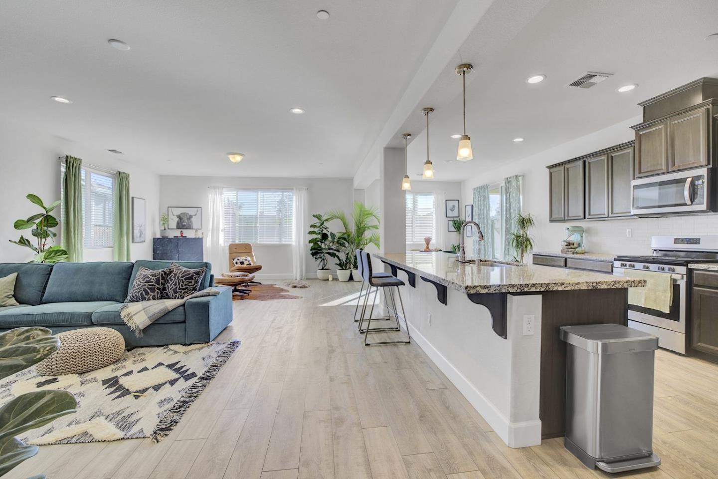 Detail Gallery Image 8 of 53 For 871 Cordoba Way, Hollister,  CA 95023 - 4 Beds | 2/1 Baths