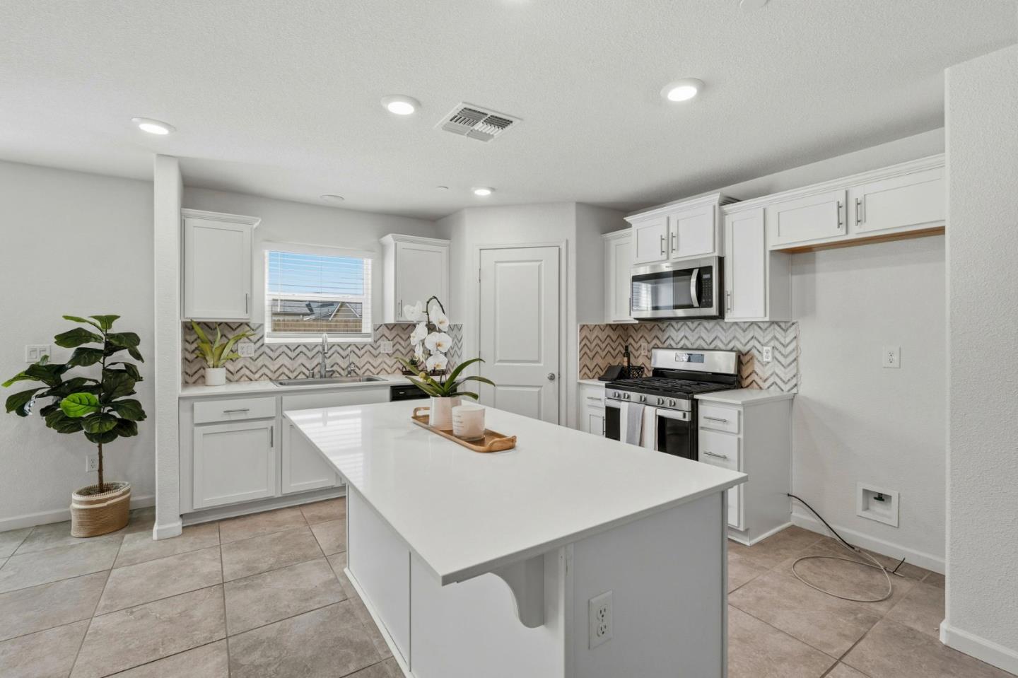 Detail Gallery Image 5 of 27 For 1740 Columbia Dr, Los Banos,  CA 93635 - 4 Beds | 3 Baths