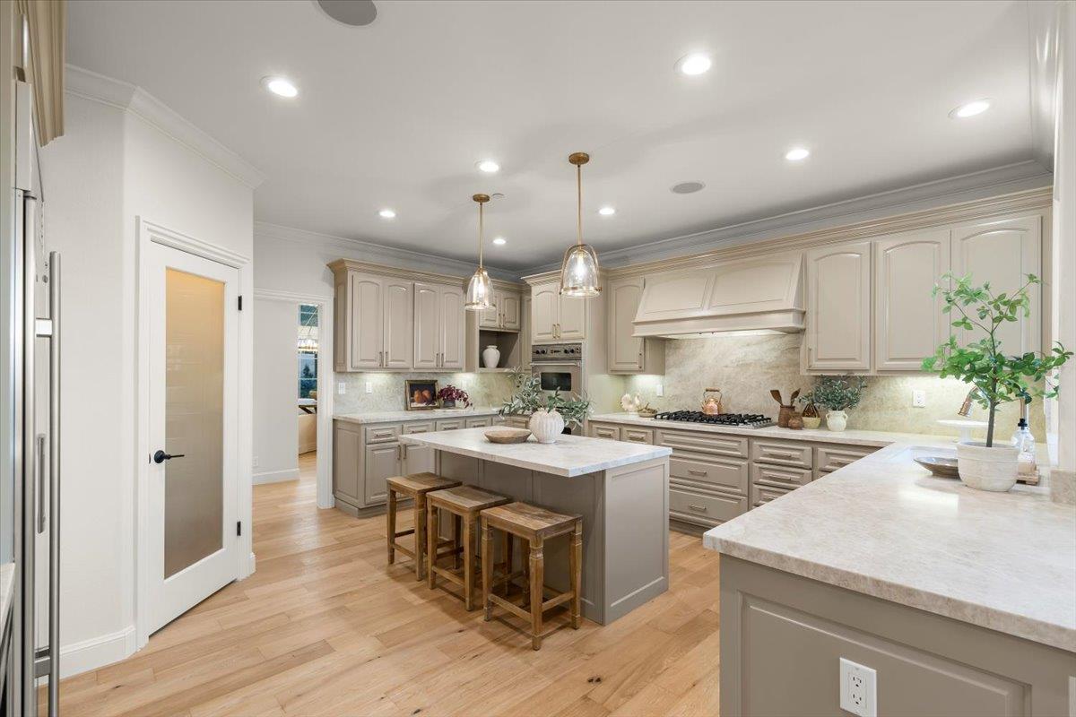 Detail Gallery Image 11 of 55 For 1750 Vista Del Sur, Gilroy,  CA 95020 - 6 Beds | 4/1 Baths