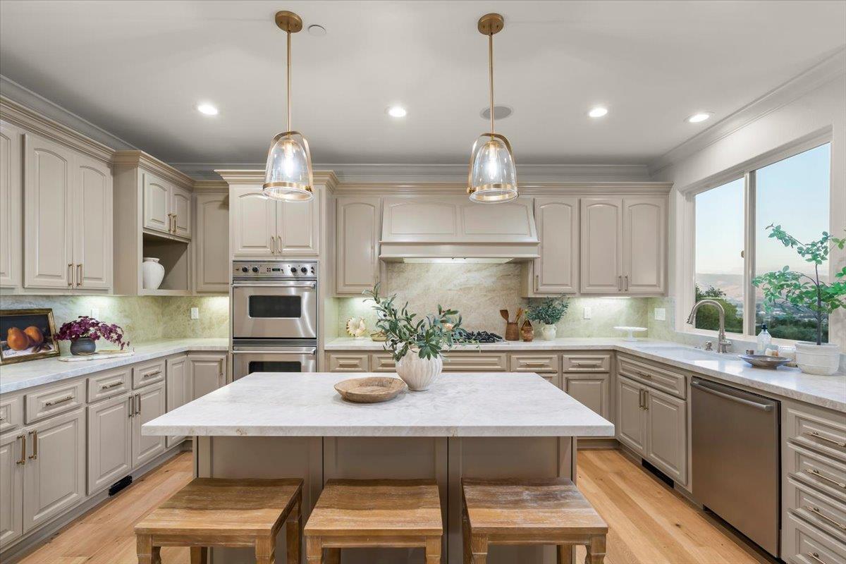 Detail Gallery Image 12 of 55 For 1750 Vista Del Sur, Gilroy,  CA 95020 - 6 Beds | 4/1 Baths