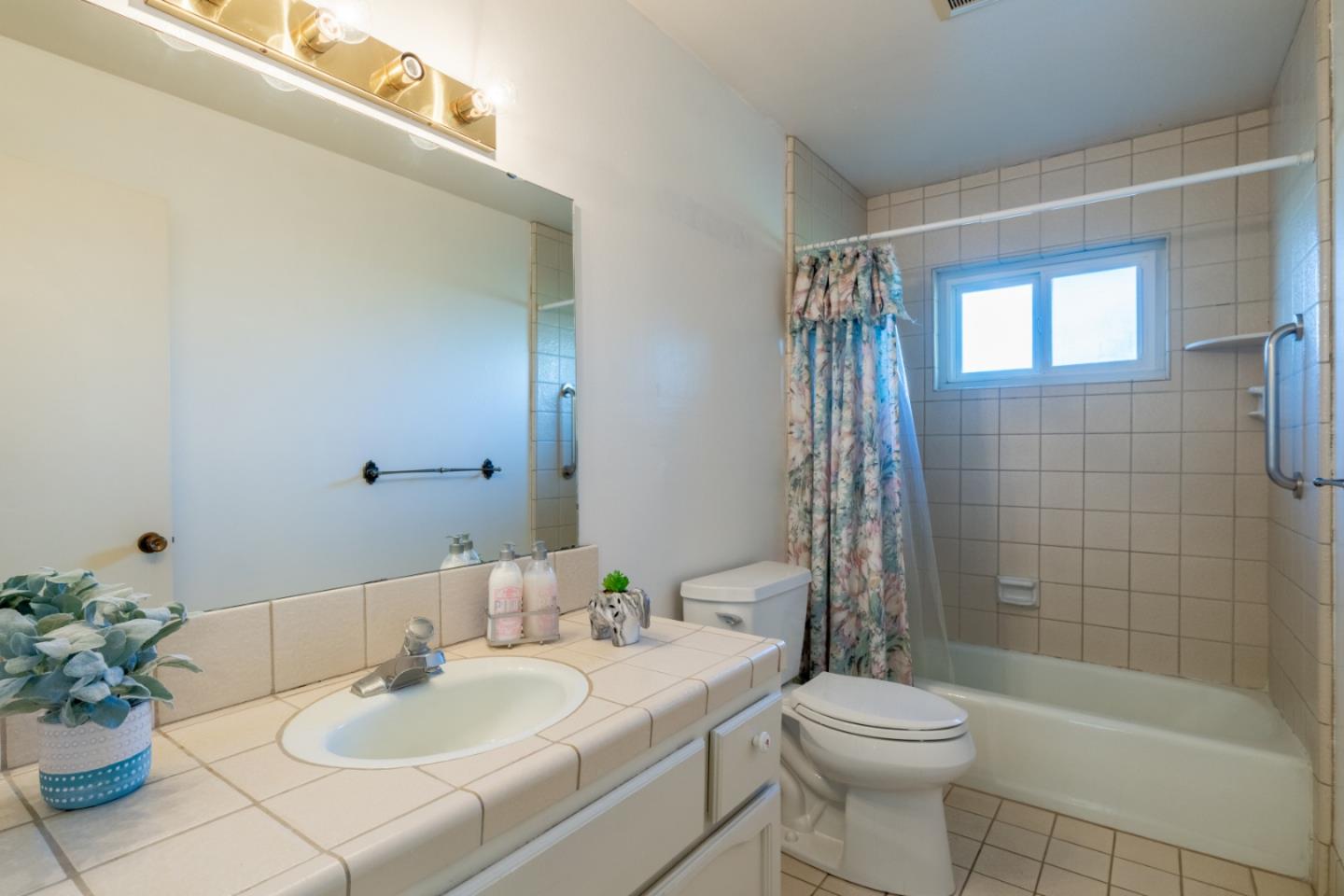 Detail Gallery Image 16 of 24 For 981 Monterey Cir, Monterey,  CA 93940 - 4 Beds | 3 Baths