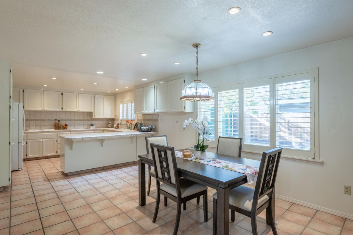 Detail Gallery Image 5 of 24 For 981 Monterey Cir, Monterey,  CA 93940 - 4 Beds | 3 Baths