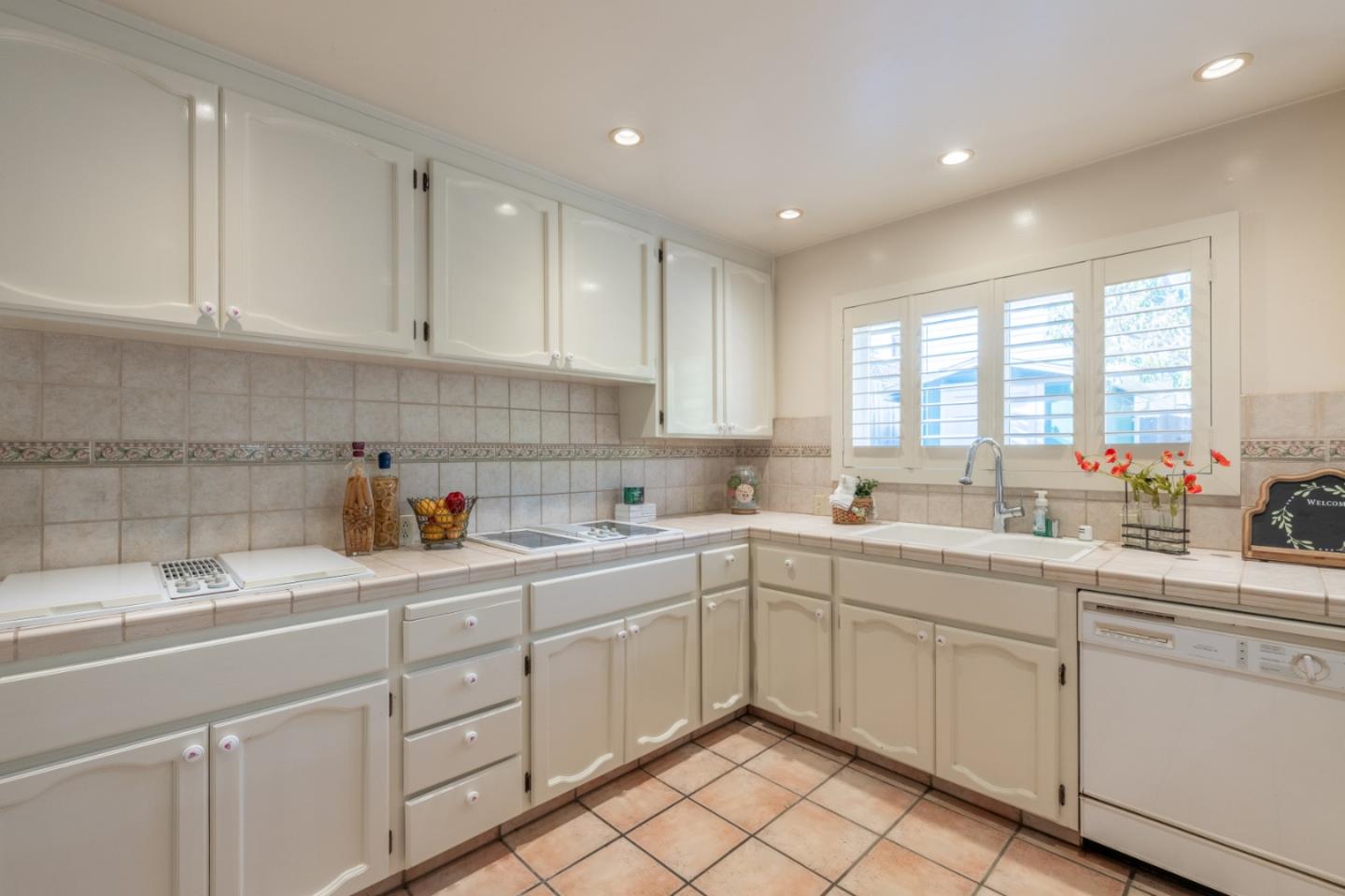 Detail Gallery Image 6 of 24 For 981 Monterey Cir, Monterey,  CA 93940 - 4 Beds | 3 Baths