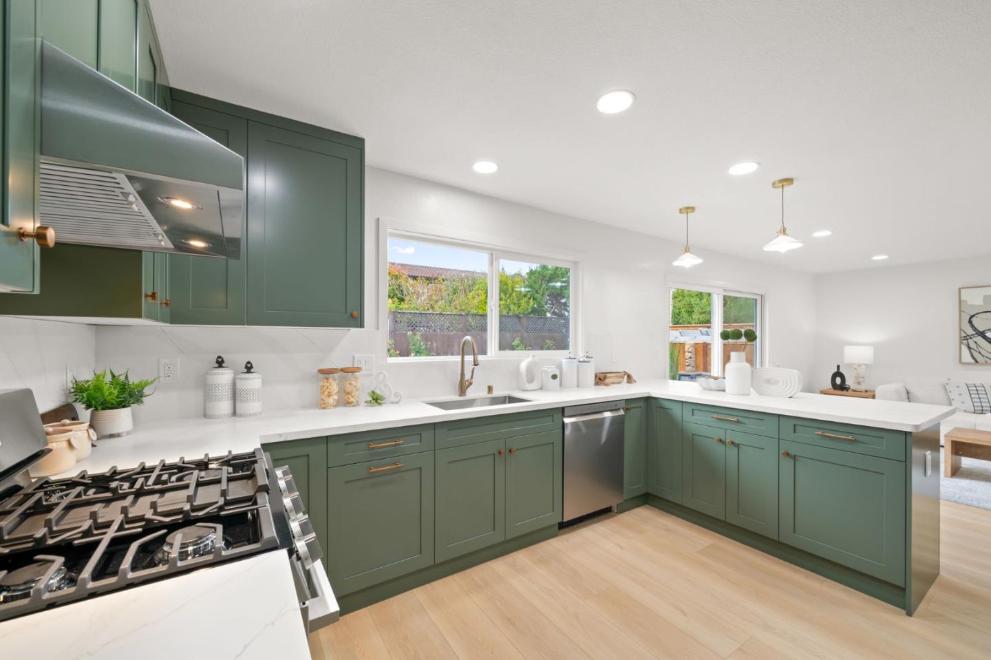 Detail Gallery Image 13 of 41 For 52 Leland Dr, Novato,  CA 94947 - 4 Beds | 2 Baths