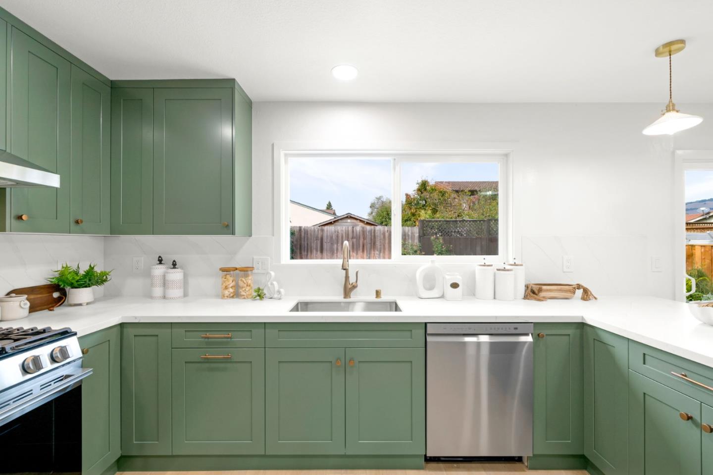 Detail Gallery Image 14 of 41 For 52 Leland Dr, Novato,  CA 94947 - 4 Beds | 2 Baths