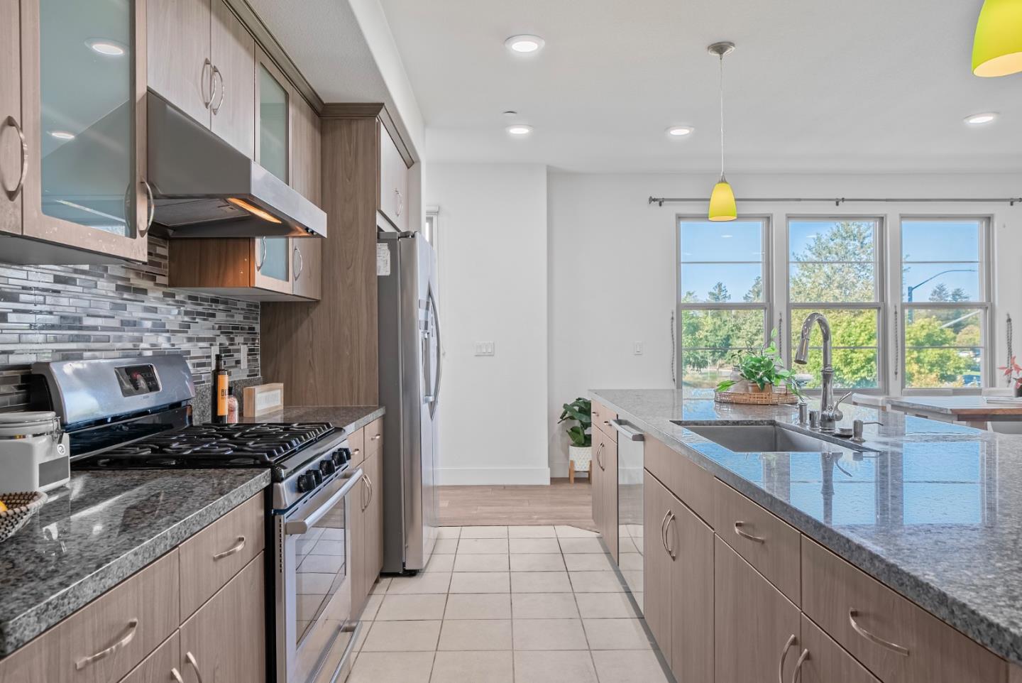 Detail Gallery Image 8 of 54 For 1087 Bigleaf Pl #105,  San Jose,  CA 95131 - 4 Beds | 4/1 Baths