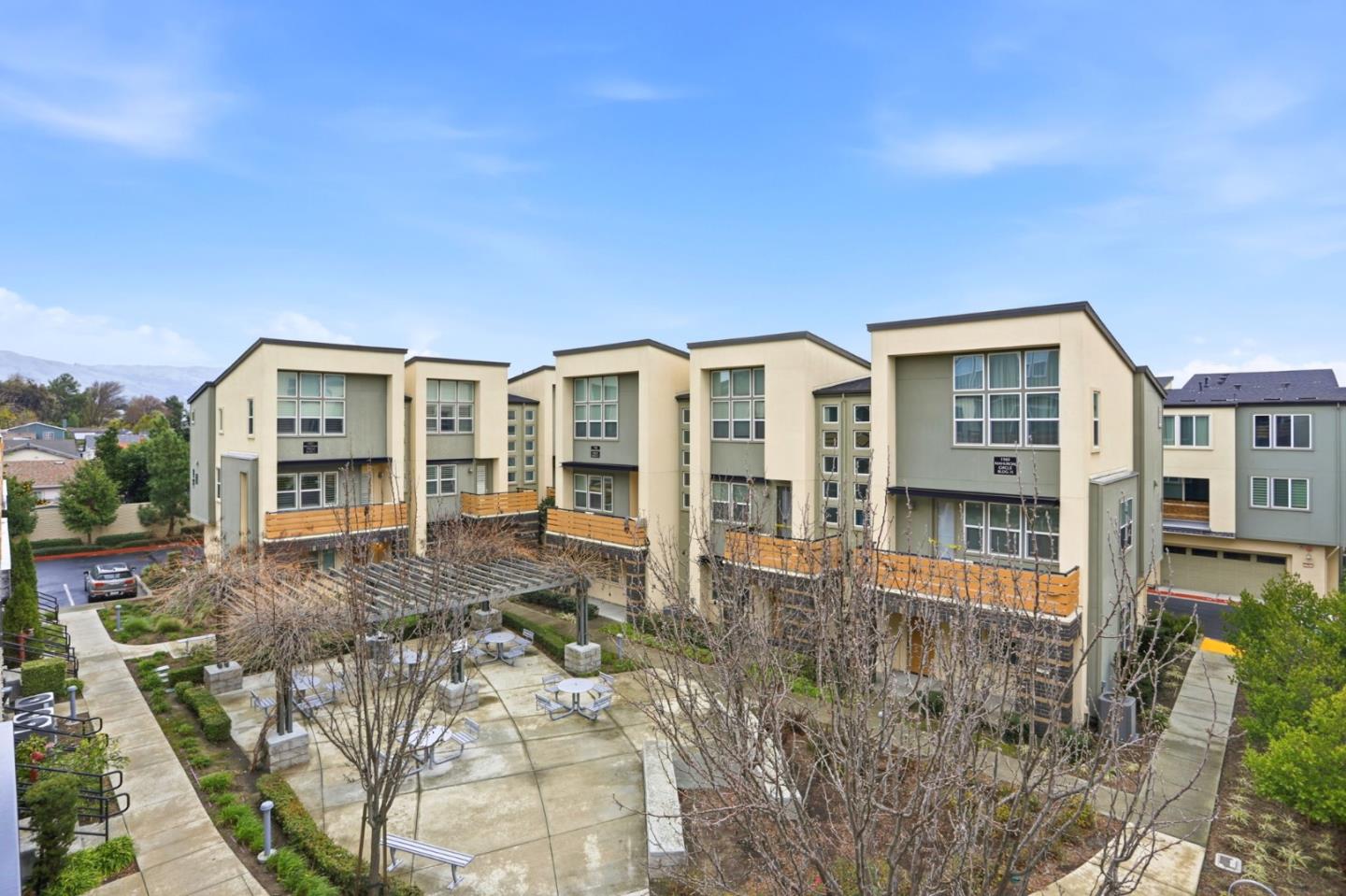 Detail Gallery Image 13 of 33 For 2051 Mahuron Cir, San Jose,  CA 95133 - 4 Beds | 3 Baths