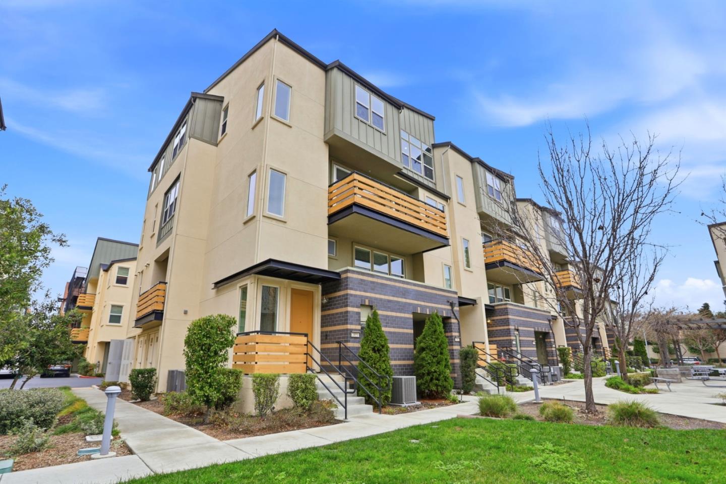 Detail Gallery Image 2 of 33 For 2051 Mahuron Cir, San Jose,  CA 95133 - 4 Beds | 3 Baths