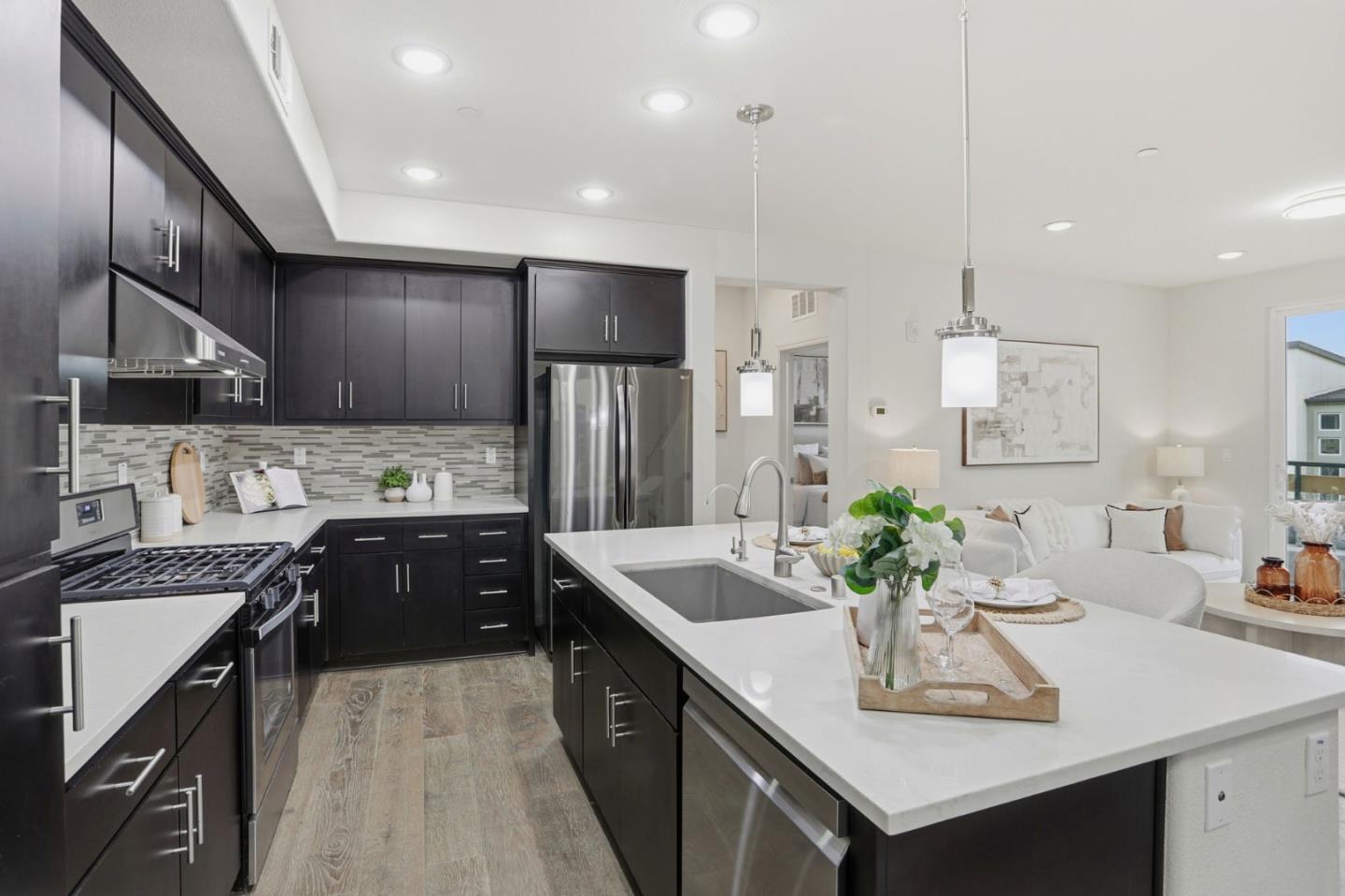 Detail Gallery Image 6 of 33 For 2051 Mahuron Cir, San Jose,  CA 95133 - 4 Beds | 3 Baths