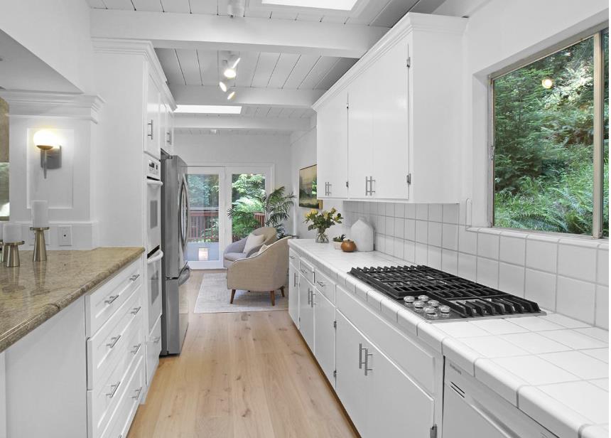 Detail Gallery Image 3 of 10 For 350 Grandview Dr, Woodside,  CA 94062 - 3 Beds | 2 Baths