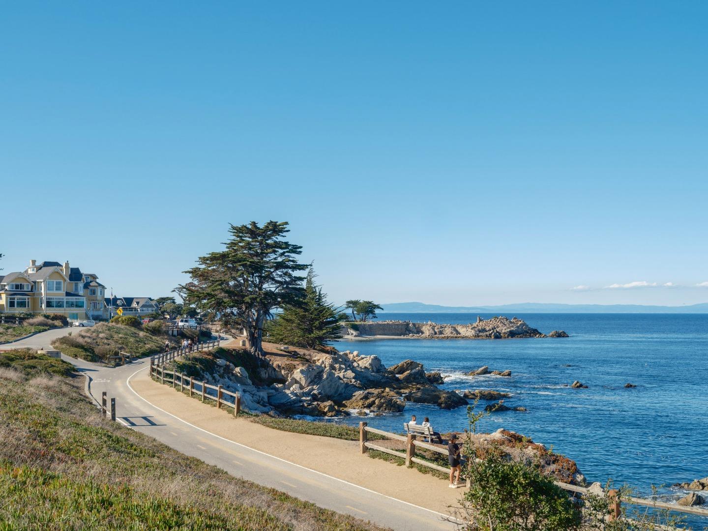 Detail Gallery Image 3 of 22 For 113 14th St, Pacific Grove,  CA 93950 - 3 Beds | 2 Baths